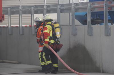 Feuerwehr Leonberg uebt auf dem Gelaende der Firma Geze. 